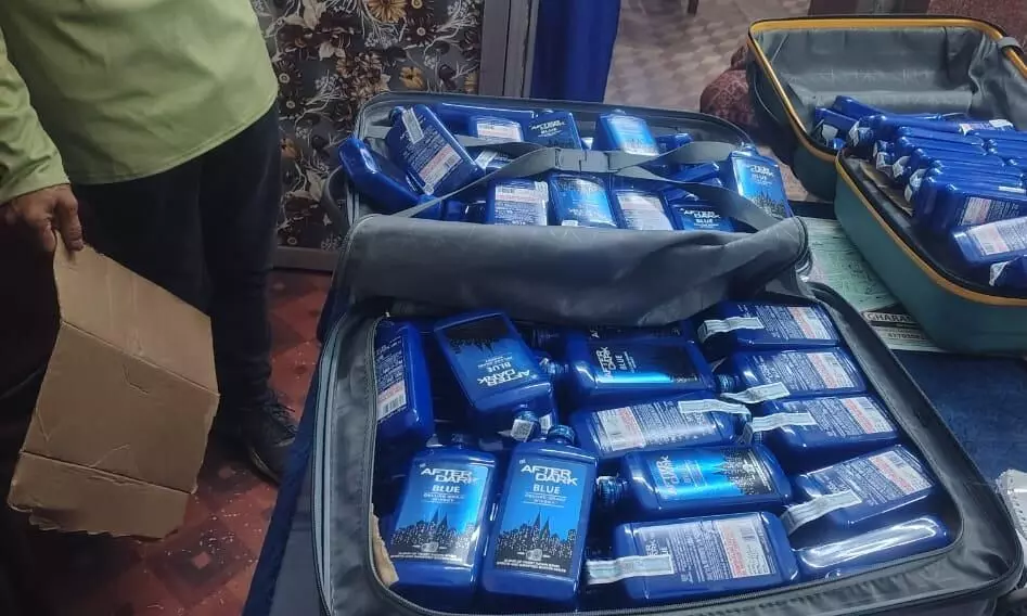 स्पेशल ट्रेन के एसी-टू कोच में अंग्रेजी शराब के साथ पकड़ी गईं दो युवतियां