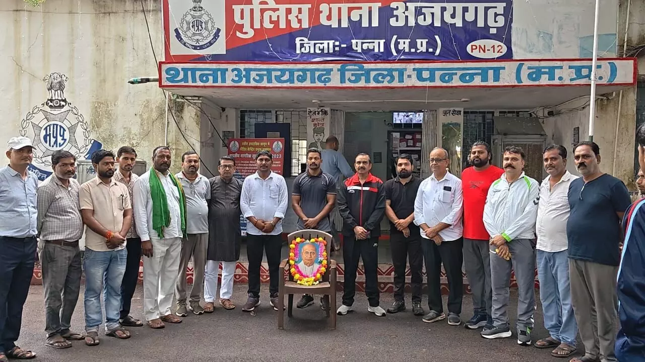 सरदार वल्लभ भाई पटेल की १५०वीं जयंती पर अजयगढ पुलिस ने किया मैराथन दौड का आयोजन