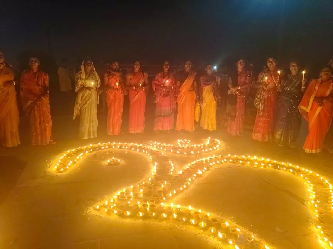 स्व सहायता समूह की महिलाओं ने प्रज्जवलित किये ग्यारह हजार दीपक