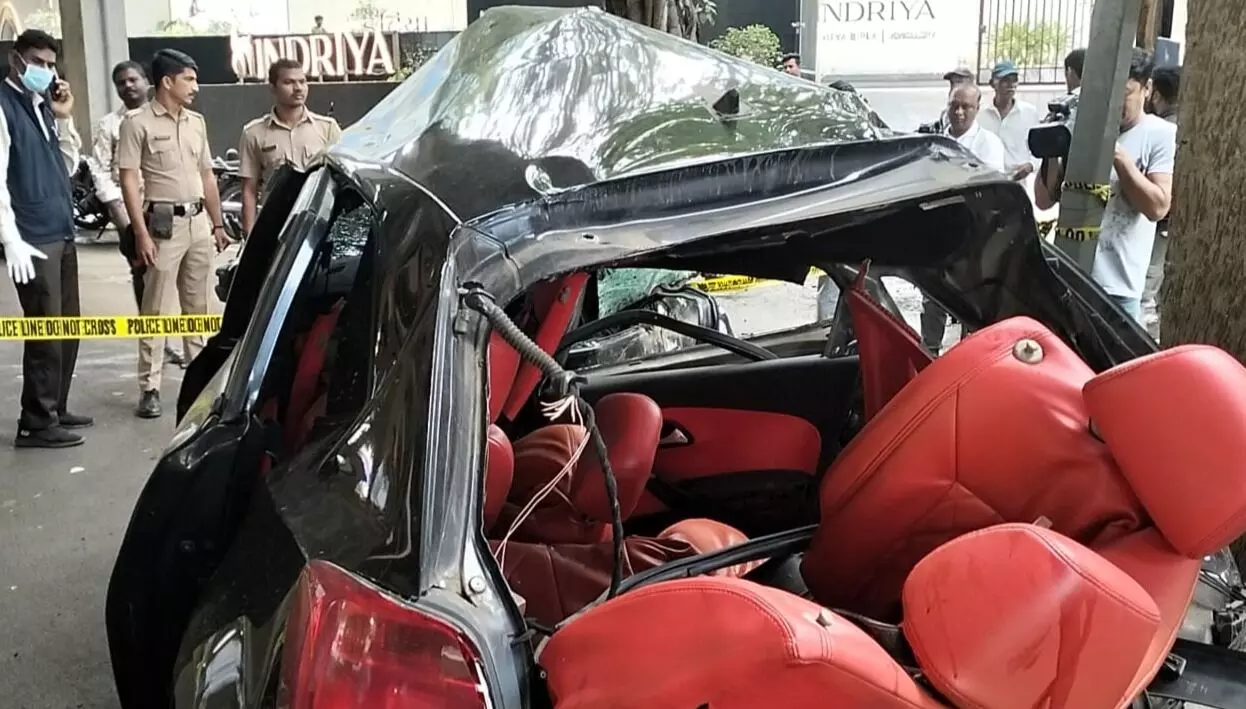 150 किमी प्रति घंटे की रफ्तार से कार मेट्रो के खंभे से टकराई, तीन युवकों की मौत