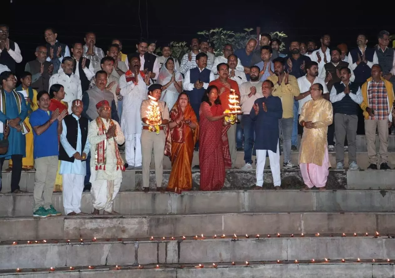 धरम सागर तालाब घाट में हुआ दीपोत्सव समारोह, 11 हजार दीप प्रज्जवलित, भगवान श्रीराम केन्द्रित भजन संध्या का आयोजन