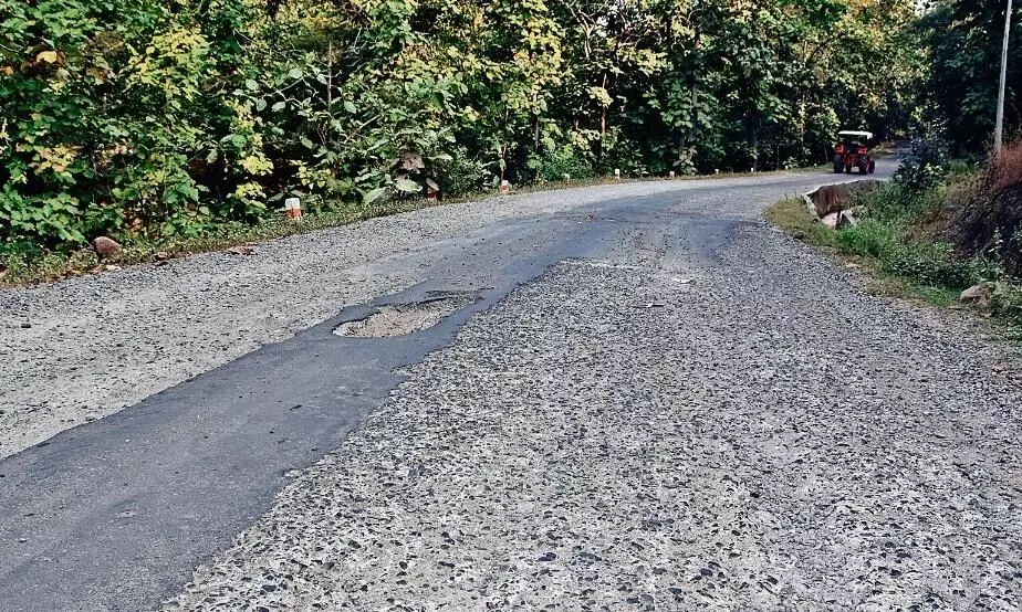 पायली सड़क की चौड़ाई नहीं बढ़ पाई, पुराने मार्ग पर डामर लपेटा