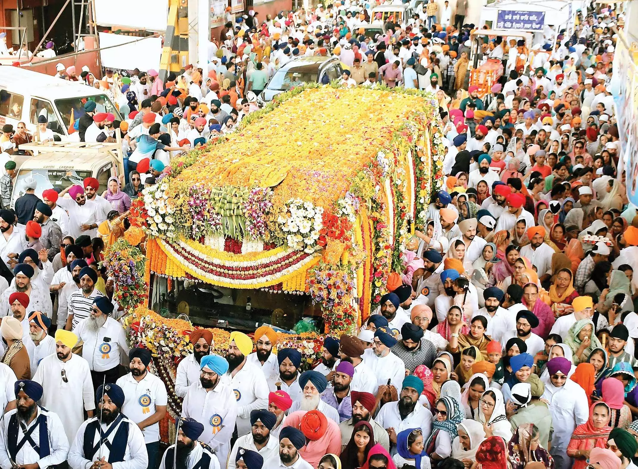नगर कीर्तन में युद्ध कौशल ने किया रोमांचित, बाबा नानक के आगमन पर खासलाई रंग में रंगी उपराजधानी
