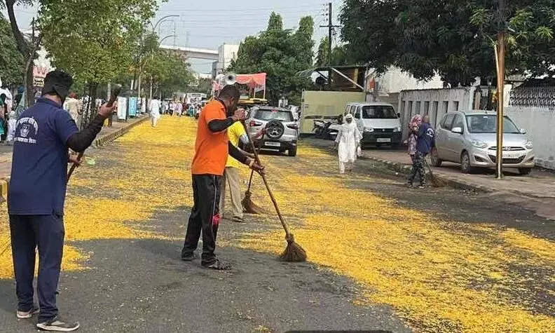 नगर कीर्तन के बाद कुछ ही घंटों में सफाई कर्मियों ने चमका दी सड़कें, चलाया विशेष स्वच्छता अभियान