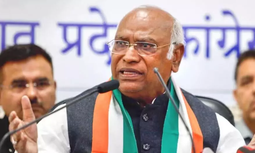 पीएम मोदी के कट्टा वाले बयान पर कांग्रेस चीफ ने किया पलटवार, कहा- अपनी सरकार पर पर्दा डलने के लिए करते है नेहरू-इंदिरा गांधी की बातें