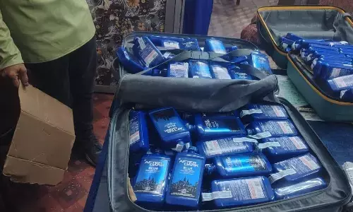 स्पेशल ट्रेन के एसी-टू कोच में अंग्रेजी शराब के साथ पकड़ी गईं दो युवतियां स्पेशल ट्रेन के एसी-टू कोच में अंग्रेजी शराब के साथ पकड़ी गईं दो युवतियां