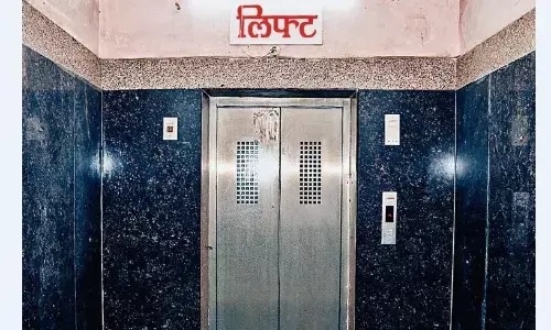 चार दिन पूर्व ही हुआ सुधार, फिर अटकने लगी लिफ्ट, बढ़ी परेशानी