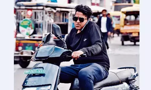 इन्हें न खुद की फिक्र और न ही सामने से आने वाले की जान की परवाह