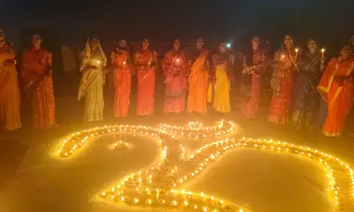 स्व सहायता समूह की महिलाओं ने प्रज्जवलित किये ग्यारह हजार दीपक स्व सहायता समूह की महिलाओं ने प्रज्जवलित किये ग्यारह हजार दीपक