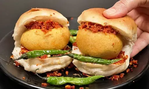 मेहमानों के लिए झटपट बनाएं मुंबई स्टाइल वड़ा पाव, सब करेंगे तारीफ