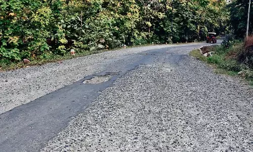 पायली सड़क की चौड़ाई नहीं बढ़ पाई, पुराने मार्ग पर डामर लपेटा