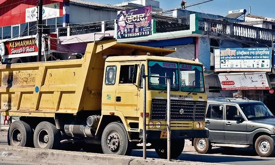 शहर में धमाचौकड़ी मचा रहे डंपर और हाइवा, कई में नंबर तक नहीं