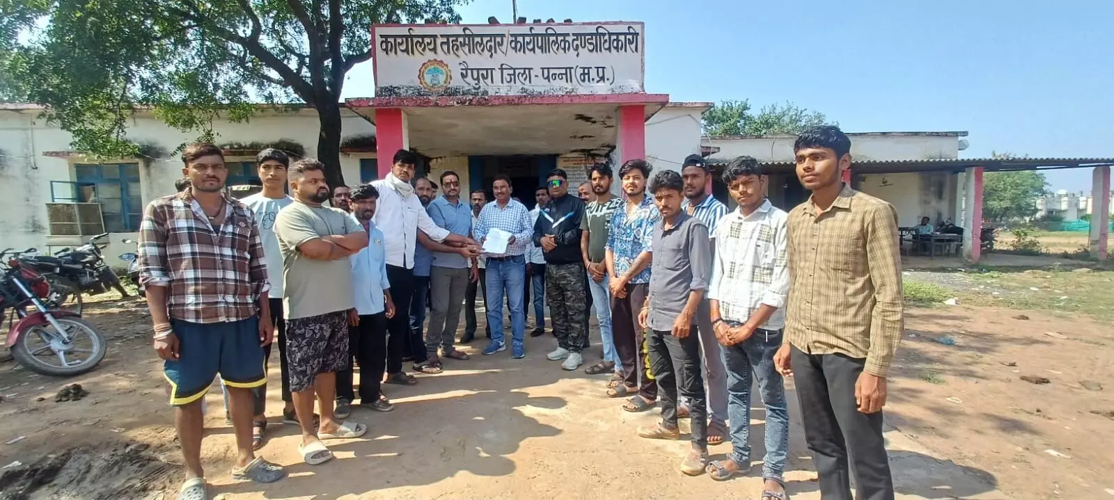 बदहाली की कगार में रैपुरा का खेल मैदान, खिलाडियों ने तहसीलदार के सामने रखी मांग