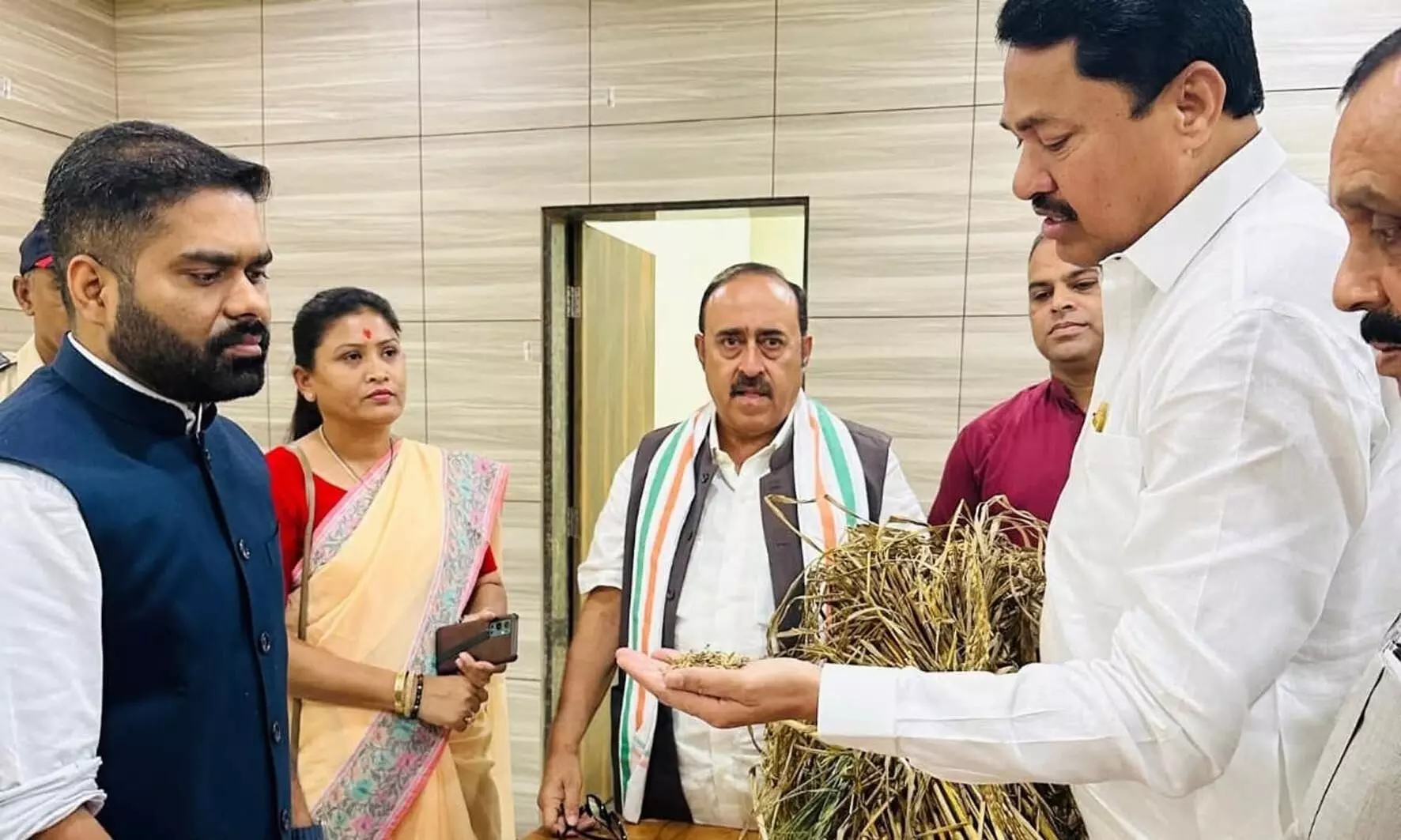 धान का भीगा गट्ठा लेकर जिलाधिकारी कार्यालय पर पहुंचे पटोले धान का भीगा गट्ठा लेकर जिलाधिकारी कार्यालय पर पहुंचे पटोले