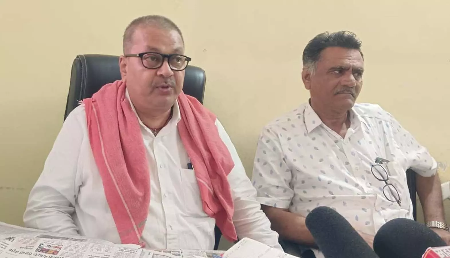 पुजारी को बंदूक दिखाने वाला आरोपी राकांपा का पदाधिकारी नहीं पुजारी को बंदूक दिखाने वाला आरोपी राकांपा का पदाधिकारी नहीं