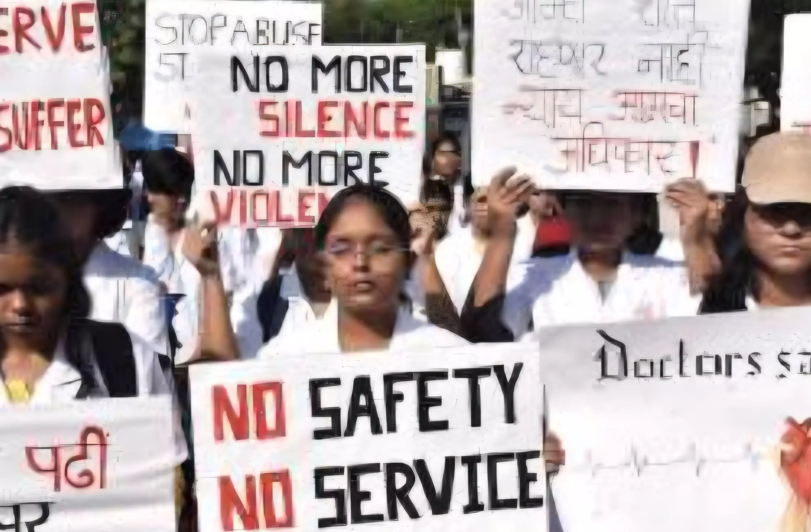 ‘बेटी पढ़ी, पर बची नहीं’ फलकों में उमड़ी पीड़ा , विरोध प्रदर्शन