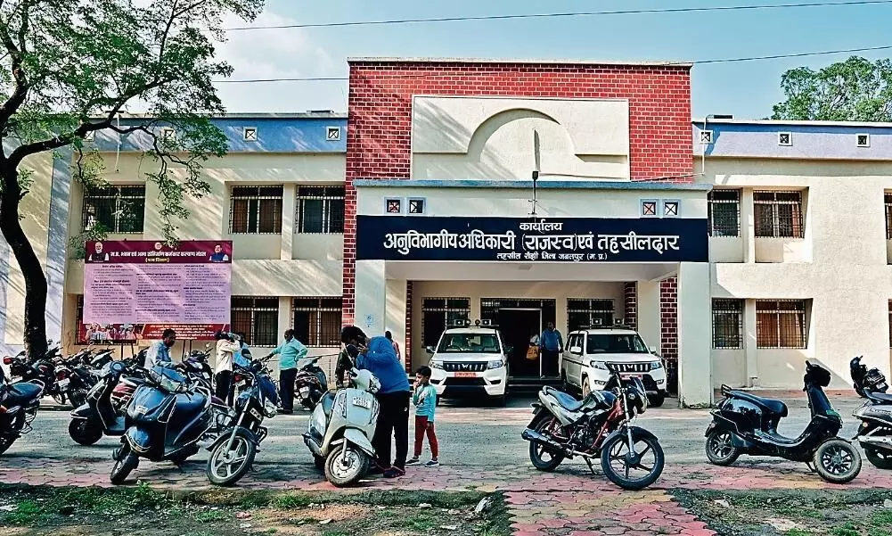 8 से 10 किमी का सफर तय कर पहुंच रहे रांझी तहसील कार्यालय 8 से 10 किमी का सफर तय कर पहुंच रहे रांझी तहसील कार्यालय