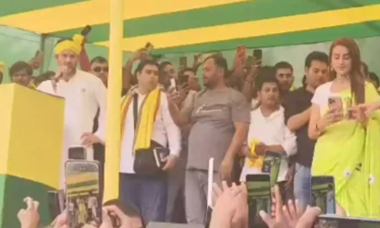 मुझे पूरा विश्वास है कि महुआ की आदरणीय जनता... तेज प्रताप यादव अक्षरा सिंह और पाखी हेगड़े को देंगे तोहफा