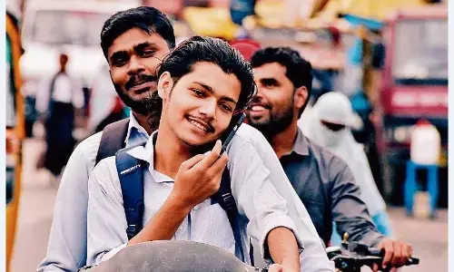 जीवन से खिलवाड़ है बाइक चलाते समय मोबाइल पर बात करना