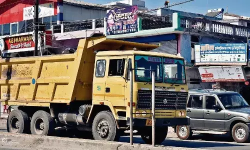 शहर में धमाचौकड़ी मचा रहे डंपर और हाइवा, कई में नंबर तक नहीं