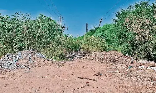 सरोवरों को सुंदर बनाने का दावा कर रहे और खुद तालाब किनारे कर रहे कचरे की डम्पिंग