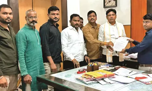 शिकायत लेकर विभागीय आयुक्त कार्यालय पहुंचे भंडारा के सांसद