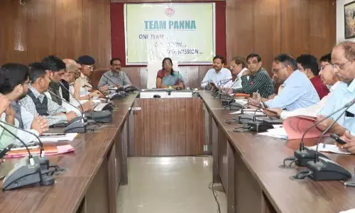 नगरीय निकाय क्षेत्र से अनिवार्यत: सुनिश्चित करें निराश्रित गौवंश का विस्थापन: कलेक्टर