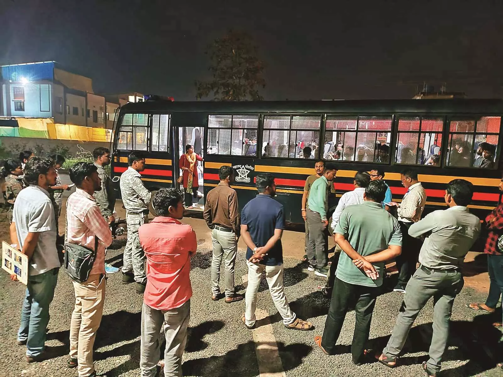 गडचिरोली के अवैध छात्रावास पर छापा, 91 छात्रों को प्रशासन ने निकाला