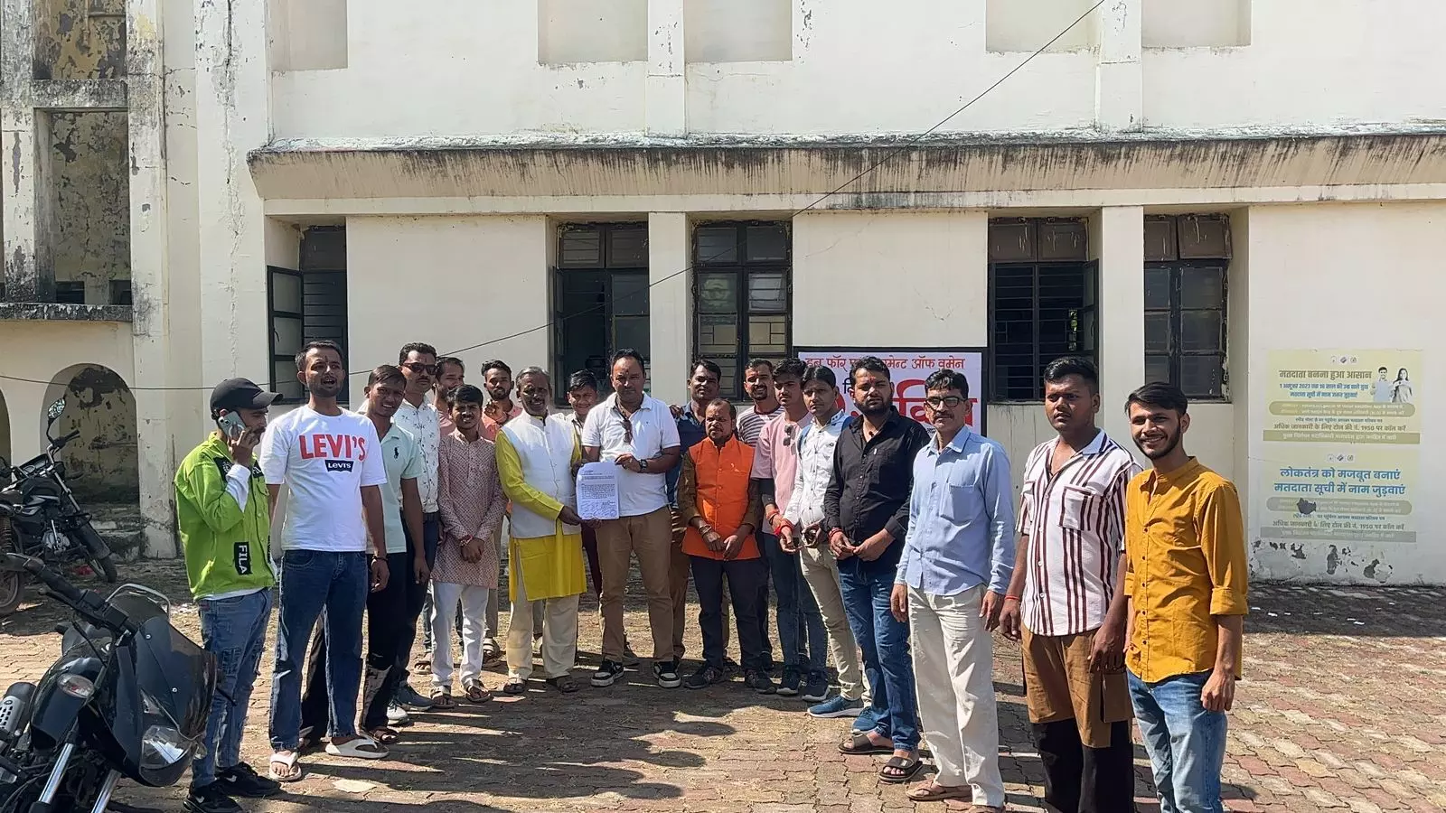 बागेश्वर धाम सरकार के खिलाफ टिप्पणी से आक्रोश, धाम सुंदरकाण्ड मंडल केन्द्रीय समिति के सदस्यों ने सौंपा ज्ञापन