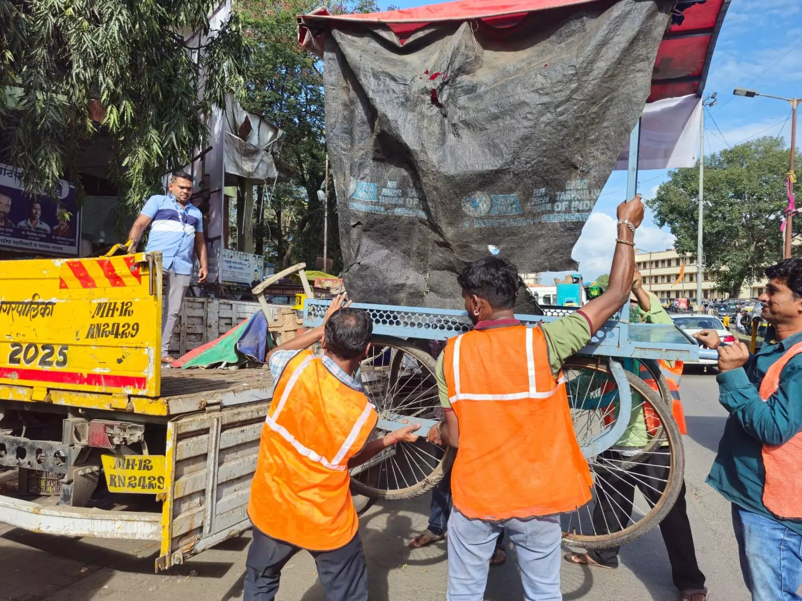 पुणे स्टेशन क्षेत्र के अतिक्रमणों पर मनपा ने की कार्रवाई पुणे स्टेशन क्षेत्र के अतिक्रमणों पर मनपा ने की कार्रवाई