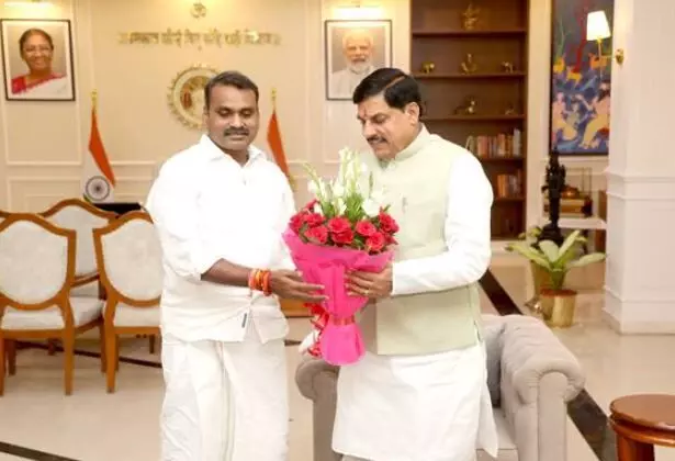 मुख्यमंत्री डॉ. यादव से केंद्रीय सूचना एवं प्रसारण राज्यमंत्री डॉ. मुरुगन ने की सौजन्य भेंट मुख्यमंत्री डॉ. यादव से केंद्रीय सूचना एवं प्रसारण राज्यमंत्री डॉ. मुरुगन ने की सौजन्य भेंट