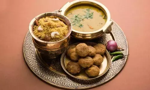 घर पर बनाएं राजस्थान की लोकप्रिय डिश, घी से लथपथ बाटी-स्पाइसी दाल और स्वादिष्ट चूरमा बनाने की आसान रेसिपी घर पर बनाएं राजस्थान की लोकप्रिय डिश, घी से लथपथ बाटी-स्पाइसी दाल और स्वादिष्ट चूरमा बनाने की आसान रेसिपी