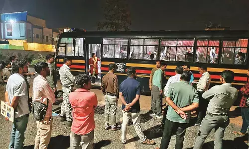 गडचिरोली के अवैध छात्रावास पर छापा, 91 छात्रों को प्रशासन ने निकाला गडचिरोली के अवैध छात्रावास पर छापा, 91 छात्रों को प्रशासन ने निकाला