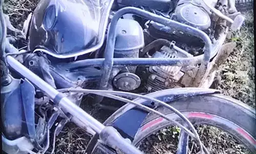 दो बाइकों की आमने-सामने की भिड़ंत, सेवानिवृत्त उपनिरीक्षक की मौत दो बाइकों की आमने-सामने की भिड़ंत, सेवानिवृत्त उपनिरीक्षक की मौत