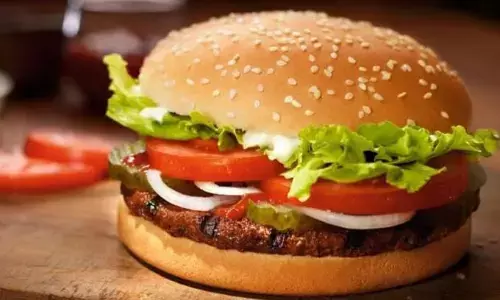 घर पर बैठे-बैठे होती है क्रेविंग, तो बनाएं इस खास तरह से बर्गर, यहां देखें रेसिपी घर पर बैठे-बैठे होती है क्रेविंग, तो बनाएं इस खास तरह से बर्गर, यहां देखें रेसिपी