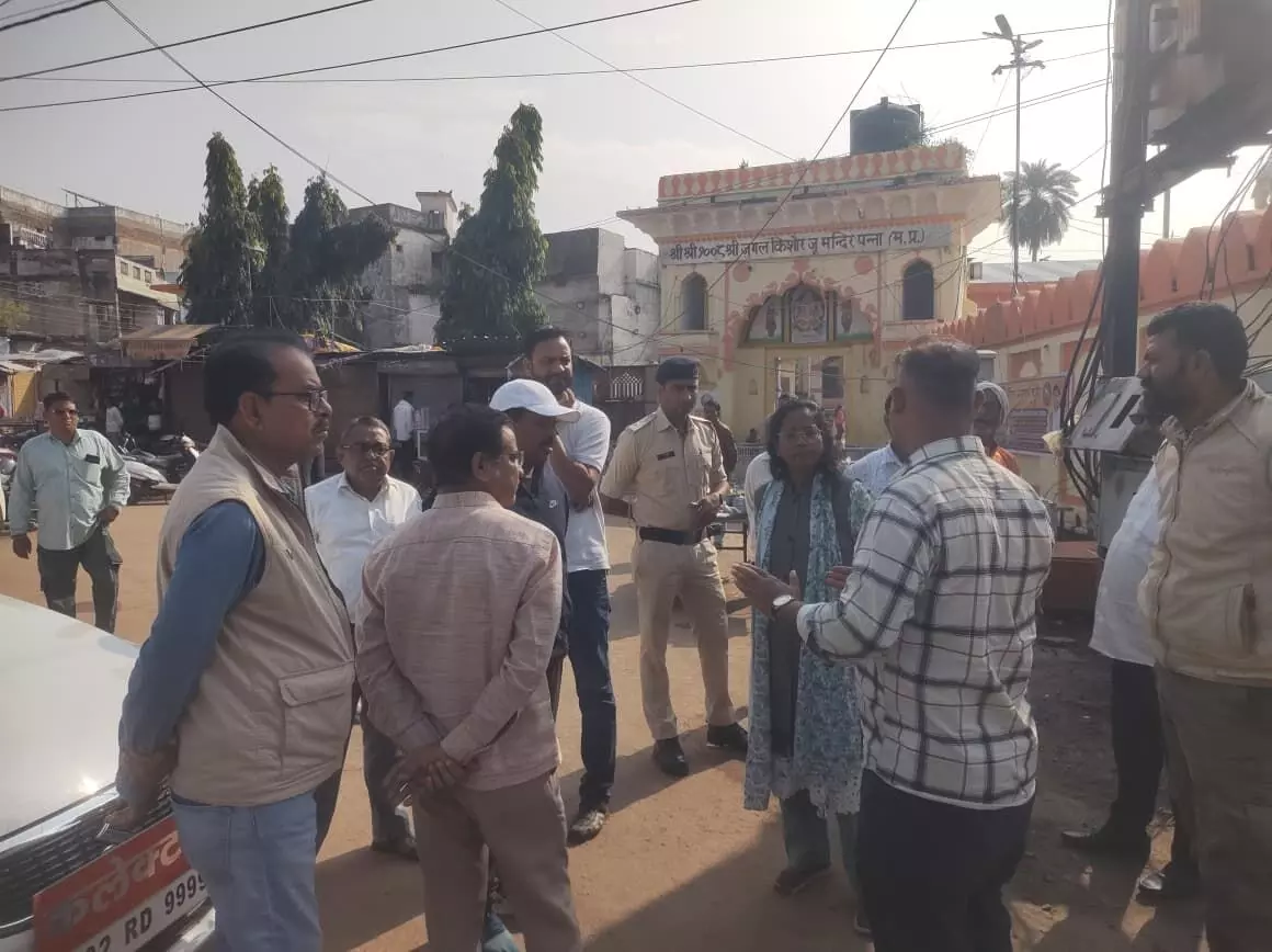 कलेक्टर ने श्री जुगल किशोर जी मंदिर व धरम सागर तालाब का किया औचक निरीक्षण कलेक्टर ने श्री जुगल किशोर जी मंदिर व धरम सागर तालाब का किया औचक निरीक्षण