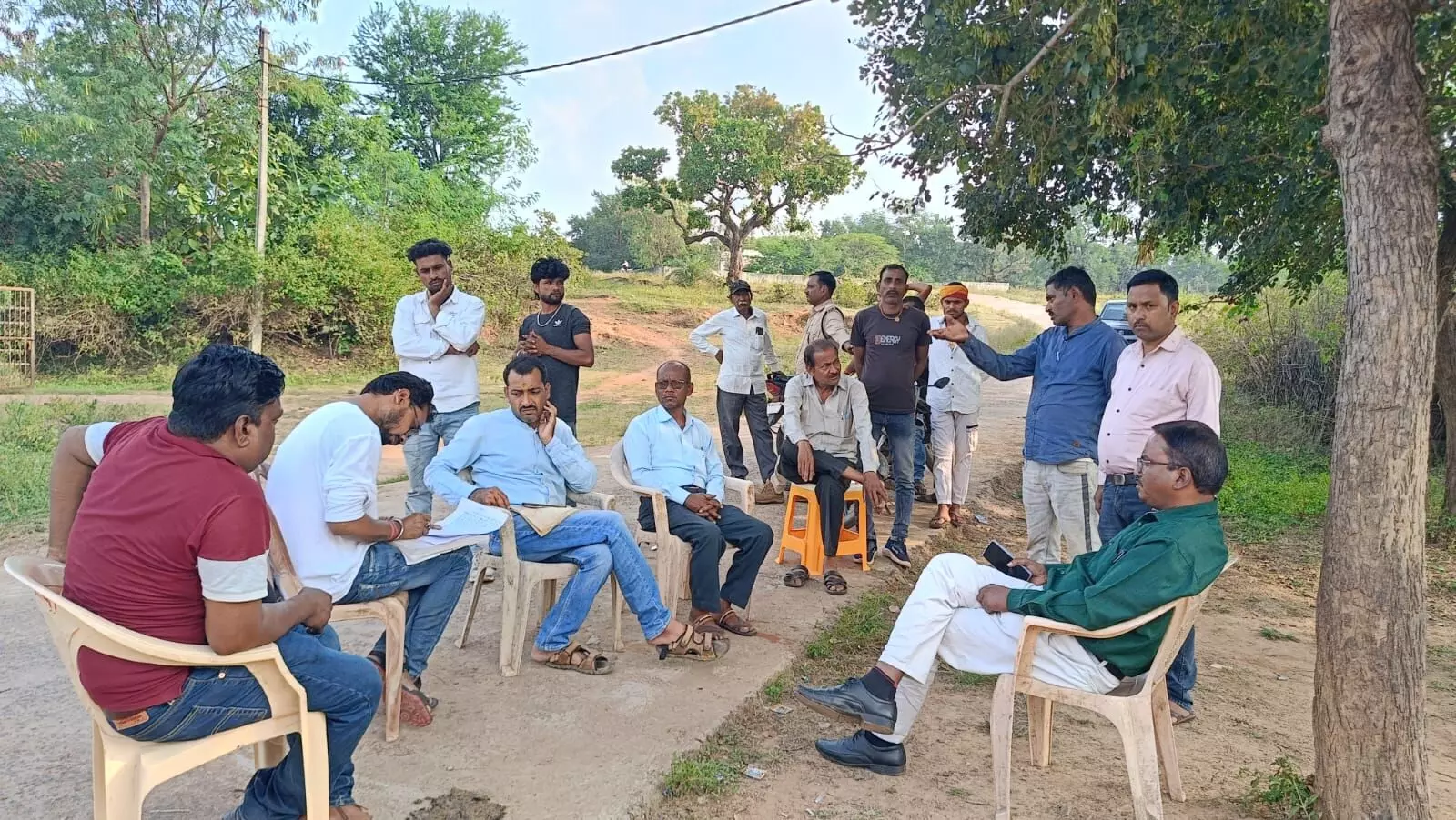 खेल मैदान सुरक्षित करने तहसीलदार ने दल-बल के साथ कराया सीमांकन खेल मैदान सुरक्षित करने तहसीलदार ने दल-बल के साथ कराया सीमांकन