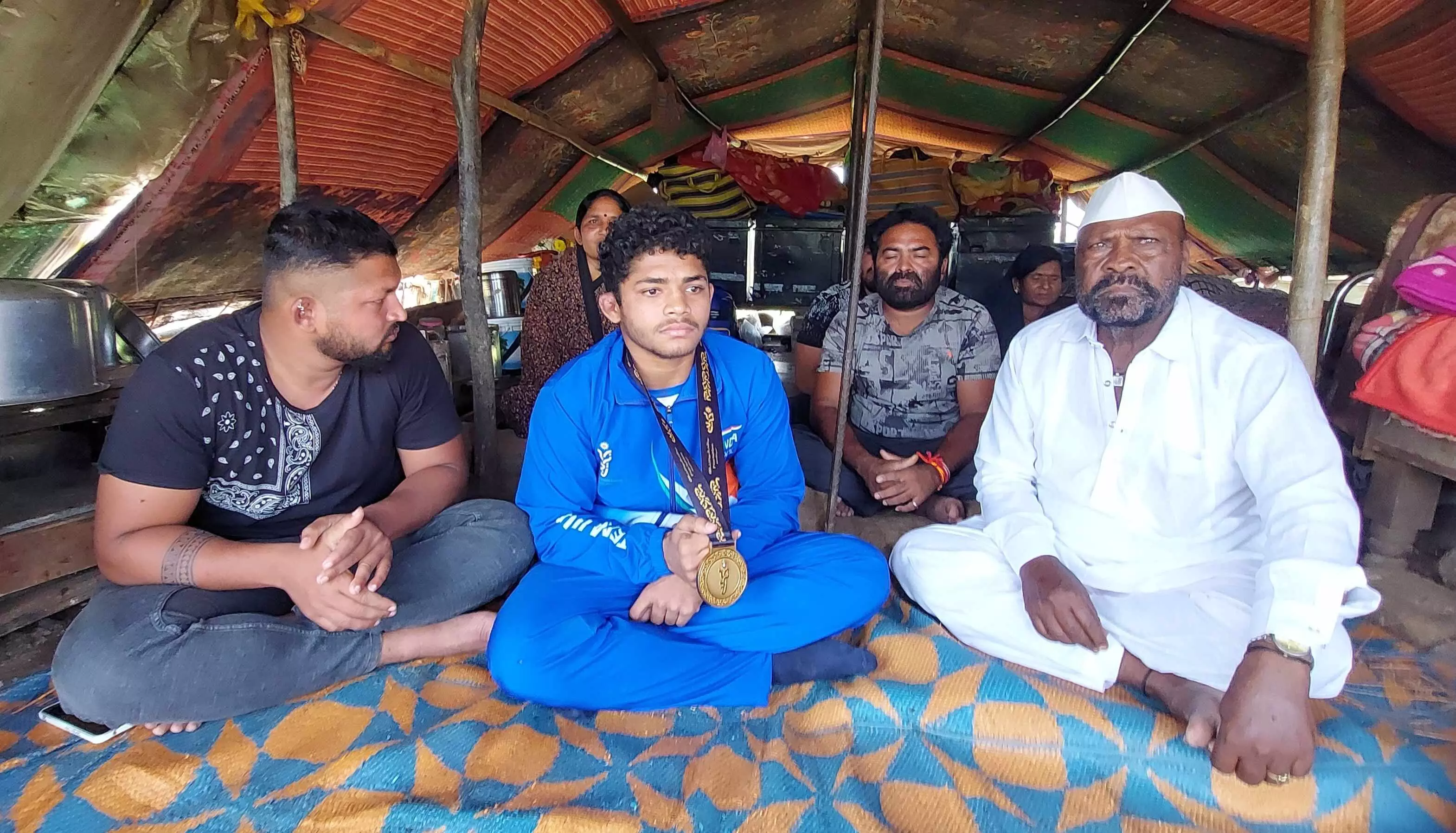 नंदी बैल घुमाने वाले के बेटे ने एशियाई कुश्ती में जीता स्वर्ण पदक नंदी बैल घुमाने वाले के बेटे ने एशियाई कुश्ती में जीता स्वर्ण पदक