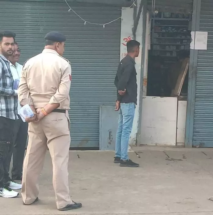 पुलिस टीम ने अपना मेडिकल के दस्तावेज खंगाले और दवाइयों का किया मिलान पुलिस टीम ने अपना मेडिकल के दस्तावेज खंगाले और दवाइयों का किया मिलान