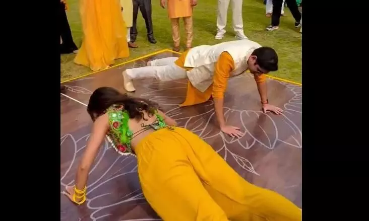 हल्दी फंक्शन में नाचने-कूदने की जगह लड़की ने करा ऐसा काम, वीडियो हुआ वायरल हल्दी फंक्शन में नाचने-कूदने की जगह लड़की ने करा ऐसा काम, वीडियो हुआ वायरल