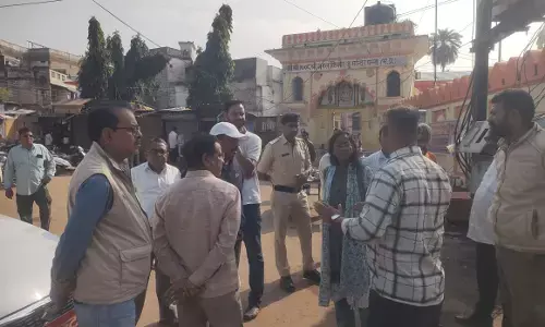 कलेक्टर ने श्री जुगल किशोर जी मंदिर व धरम सागर तालाब का किया औचक निरीक्षण कलेक्टर ने श्री जुगल किशोर जी मंदिर व धरम सागर तालाब का किया औचक निरीक्षण