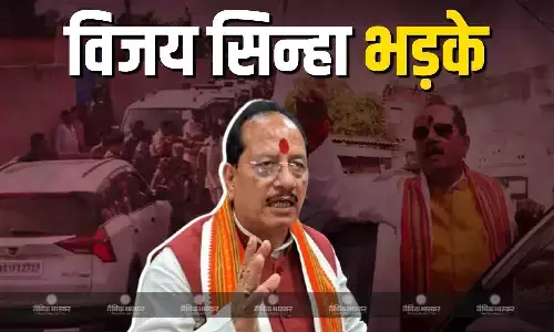 लखीसराय में काफिले पर आरजेडी समर्थकों ने मारी चप्पल तो भड़के उपमुख्यमंत्री विजय सिन्हा, कहा- छाती पर चलाएंगे बुलडोजर लखीसराय में काफिले पर आरजेडी समर्थकों ने मारी चप्पल तो भड़के उपमुख्यमंत्री विजय सिन्हा, कहा- छाती पर चलाएंगे बुलडोजर