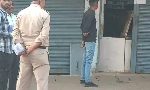 पुलिस टीम ने अपना मेडिकल के दस्तावेज खंगाले और दवाइयों का किया मिलान पुलिस टीम ने अपना मेडिकल के दस्तावेज खंगाले और दवाइयों का किया मिलान