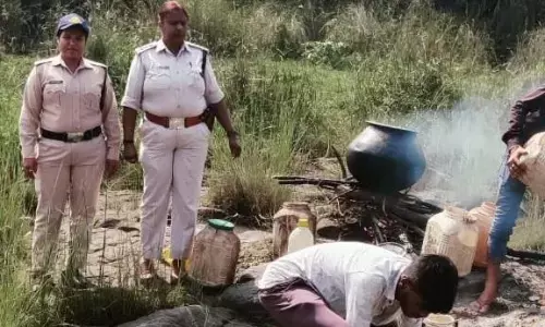 आमाझिरी में आबकारी अमले पर हमला वाहन में तोड़फोड़, ४ गांवों में मारी थी रेड आमाझिरी में आबकारी अमले पर हमला वाहन में तोड़फोड़, ४ गांवों में मारी थी रेड