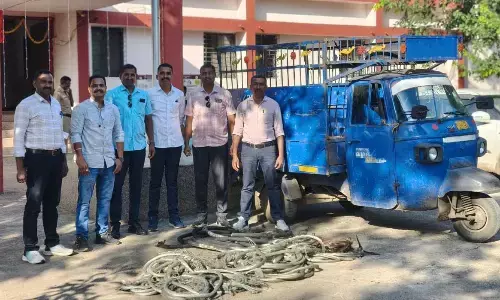 सुजलॉन तार चोरी मामले में 18 लोग गिरफ्तार, सवा 5 लाख रुपये का तांबे का तार ज़ब्त सुजलॉन तार चोरी मामले में 18 लोग गिरफ्तार, सवा 5 लाख रुपये का तांबे का तार ज़ब्त