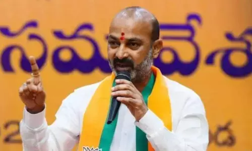 मुख्यमंत्री वोटों की लालच में सर पर टोपी पहनकर मुस्लिम... केंद्रीय मंत्री ने कांग्रेस और AIMIM पर लगाए गंभीर आरोप मुख्यमंत्री वोटों की लालच में सर पर टोपी पहनकर मुस्लिम... केंद्रीय मंत्री ने कांग्रेस और AIMIM पर लगाए गंभीर आरोप