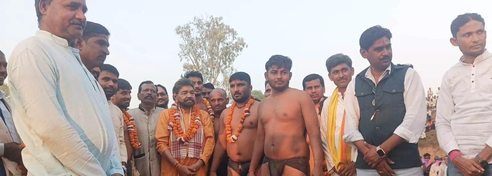 खोरा के ठाकुर बाबा की तलैया में हुआ विशाल इनामी दंगल का आयोजन, दूर-दराज के पहलवानों ने कुश्ती कला का किया प्रदर्शन खोरा के ठाकुर बाबा की तलैया में हुआ विशाल इनामी दंगल का आयोजन, दूर-दराज के पहलवानों ने कुश्ती कला का किया प्रदर्शन