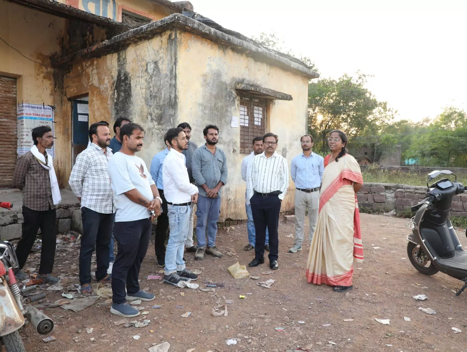 कलेक्टर ने उर्वरक वितरण व्यवस्था का लिया जायजा, सोयाबीन विक्रय केंद्र भी देखा कलेक्टर ने उर्वरक वितरण व्यवस्था का लिया जायजा, सोयाबीन विक्रय केंद्र भी देखा