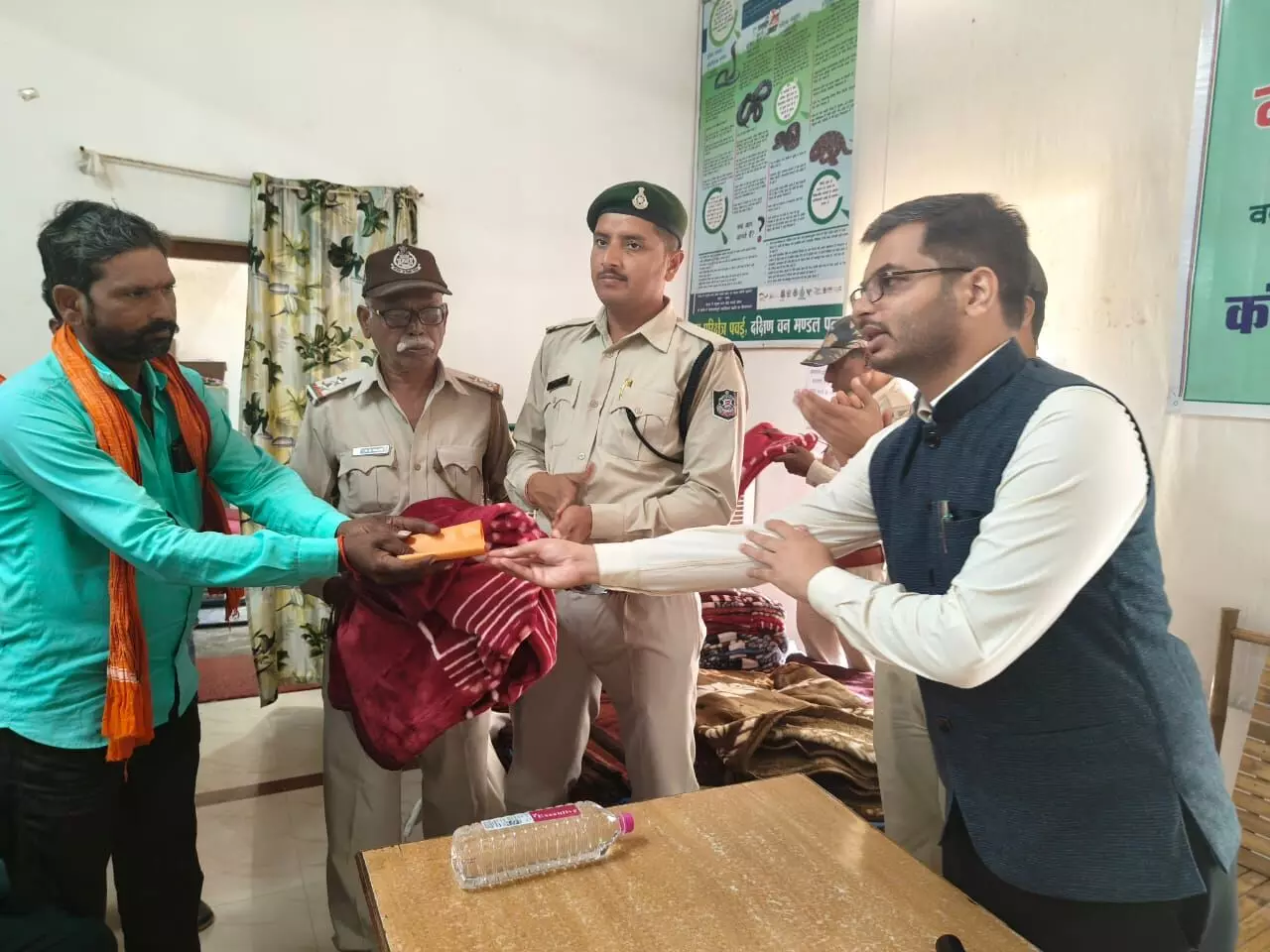 अरण्य भवन में सुरक्षा श्रमिकों को वितरित किए गए कंबल अरण्य भवन में सुरक्षा श्रमिकों को वितरित किए गए कंबल