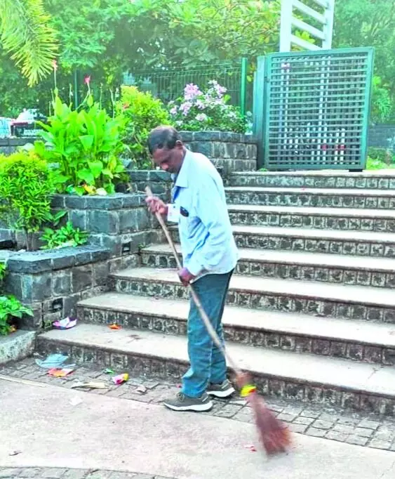 अंततः प्रशासन ने ली राजमाता जिजाऊ उद्यान की सुध अंततः प्रशासन ने ली राजमाता जिजाऊ उद्यान की सुध